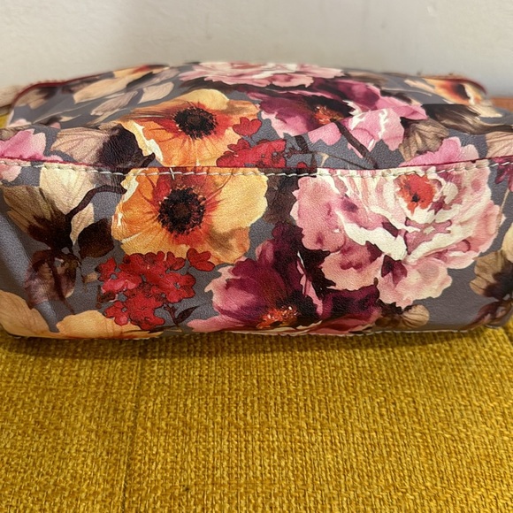 NWOT Cavalcanti wrislet bag made in Italy with floral design and leather accents - Picture 5 of 12